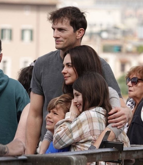 MILA KUNIS-ASHTON KUTCHER