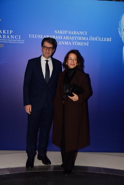 İŞ İNSANI SEVİL SABANCI GECEYE ERKEK ARKADAŞI FERHAT FERHANGİL İLE BİRLİKTE KATILDI.