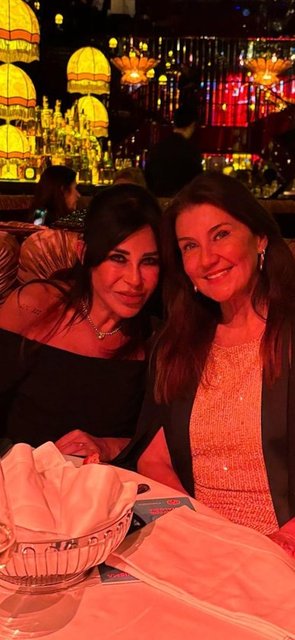 SUZAN SABANCI PARTİYE ARKADAŞIYLA BİRLİKTE KATILDI.