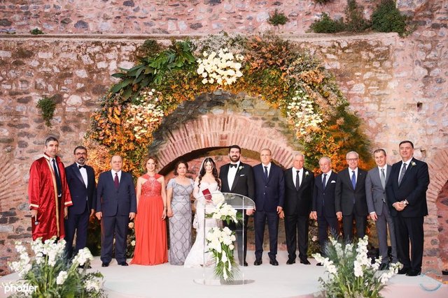 ÇINAR ÇİFTİNİN NİKAH ŞAHİTLİĞİNİ ESKİ BAŞBAKAN YARDIMCILARIMIZDAN HÜSAMETTİN ÖZKAN, YARGITAY BAŞKANI ÖMER KERKEZ, İŞ BANKASI YÖNETİM KURULU BAŞKANI ADNAN BALİ, İŞ BANKASI GENEL MÜDÜRÜ HAKAN ARAN, HAKİMLER KURULU ÜYESİ ÖMER TOPAÇ VE HABERTÜRK YÖNETİM KURULU BAŞKANI MEHMET KENAN TEKDAĞ BİRLİKTE ÜSTLENDİ