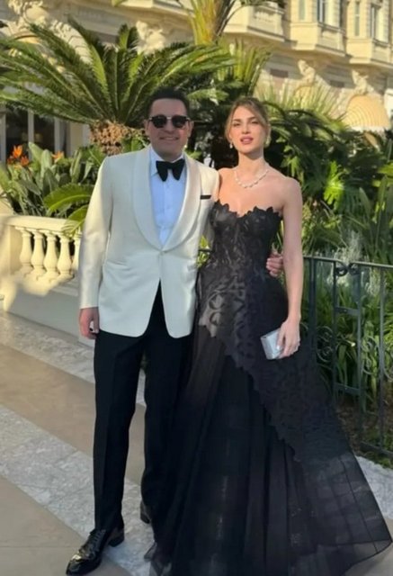 HACI - NAZLI SABANCI ÇİFTİ DOĞUM GÜNÜNDE BOL BOL FOTOĞRAF ÇEKTİRDİ