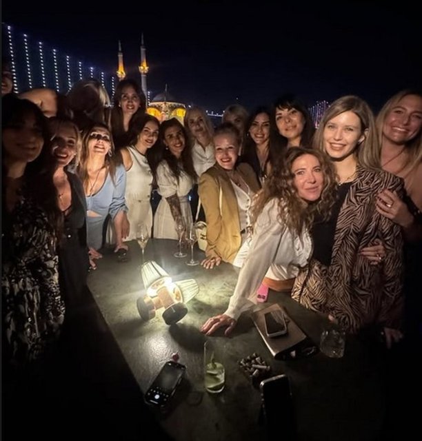 SANEM TEZMAN, BEREN SAAT, RONİT GÜLCAN, NESLİŞAH ALKOÇLAR DÜZYATAN, FULYA ÖZKANCA, HANDE GAMGAM