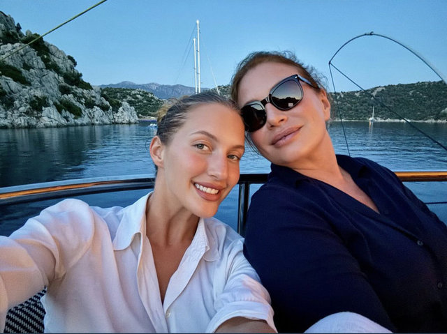 CAROLINE, AYLİN KOÇ