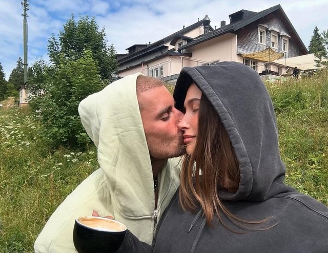 HAILEY BIEBER-JUSTIN BIEBER