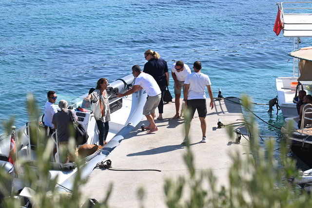 BODRUM'DA TATİL YAPAN CAROLINE KOÇ, BOTLA KARAYA ÇIKTI.