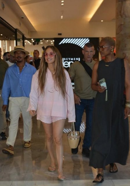 MAĞAZALARA GİRİP ALIŞVERİŞ YAPAN JENNIFER LOPEZ, DAHA SONRA KORUMALAR EŞLİĞİNDE OTELİNE GEÇTİ.