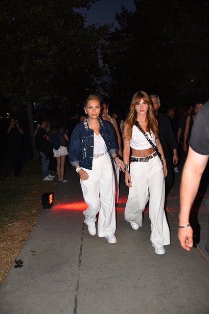 ARZU SABANCI GELİNİ NAZLI SABANCI İLE JENNIFER LOPEZ KONSERİNİ İZLEDİ.