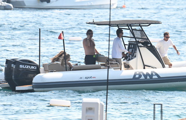 İZZET ANTEBİ KIZLARIYLA BODRUM'UN MAVİ SULARINDA TUR ATTI