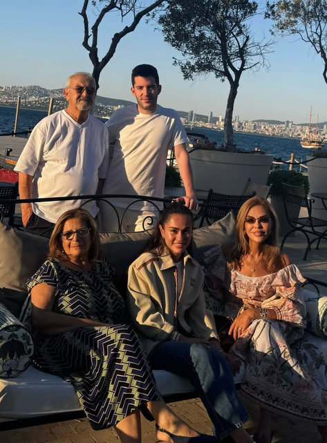 GÜLMAN AİLESİ, HATIRA FOTOĞRAFI ÇEKTİRDİ