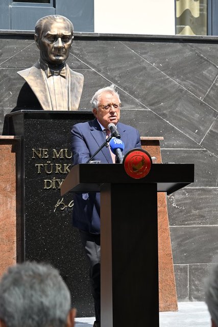 TURGUT YILMAZ, HATAY'DA YAPTIRDIĞI A. MESUT YILMAZ ORTAOKULU'NUN AÇILIŞ KONUŞMASINI YAPTI.