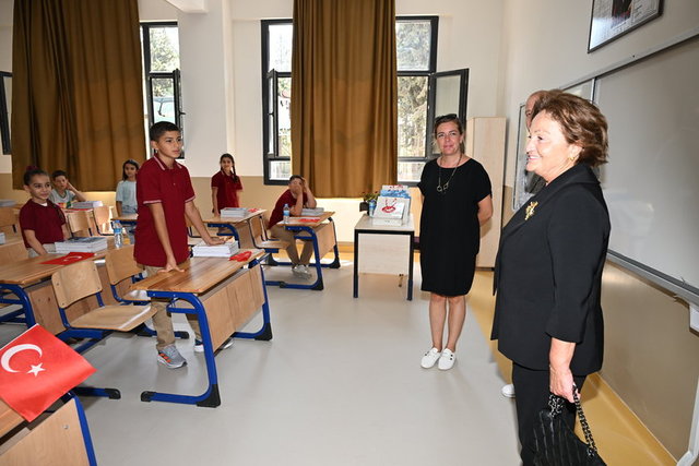 BERNA YILMAZ SINIFLARI DOLAŞARAK ÖĞRENCİLERLE SOHBET ETTİ.