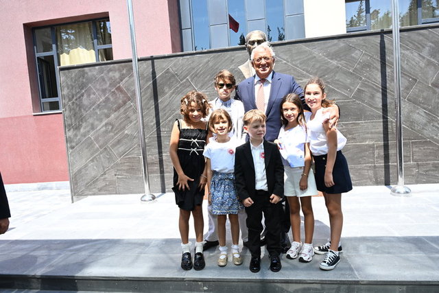 TURGUT YILMAZ ABİSİNİN TORUNLARI VE KENDİ TORUNLARI; BERNA CEYLİN YILMAZ, TALYA NEHİR SÜMER, CAN NEJAT SÜMER, MESUT KAAN YILMAZ, LENA KAZAZ VE MİLA KAZAZ İLE BİRLİKTE YENİ AÇILAN OKULDA FOTOĞRAF ÇEKTİRDİ.
