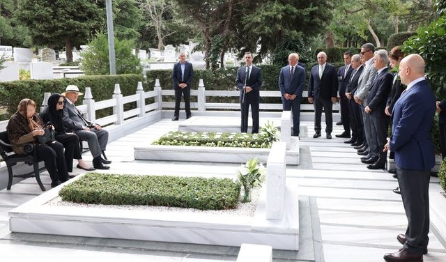 İPEK KIRAÇ, RAHMİ KOÇ VE SEMAHAT ARSEL, SUNA KIRAÇ'I MEZARI BAŞINDA ANDILAR.