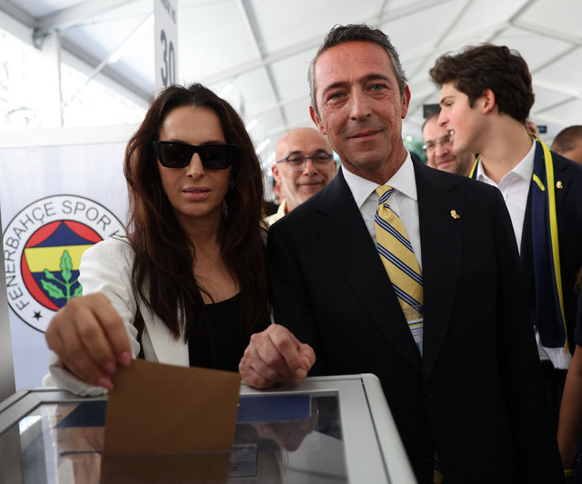 NEVBAHAR KOÇ FENERBAHÇE SPOR KULÜB BAŞKANLIK SEÇİMLERİNDE EŞİ ALİ KOÇ'U YALNIZ BIRAKMADI.