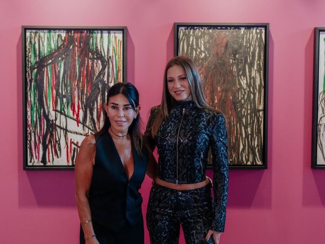 AKBANK'IN REKLAM YÜZÜ OLAN OYUNCU SERENAY SARIKAYA CONTEMPORARY İSTANBUL'U, AKBANK YÖNETİM KURULU BAŞKANI SUZAN SABANCI İLE BİRLİKTE GEZDİ.