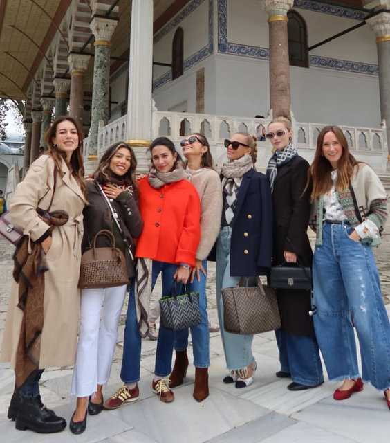 SERRA TÜRKER, DOSTLARINA İSTANBUL TURU ATTIRDI
