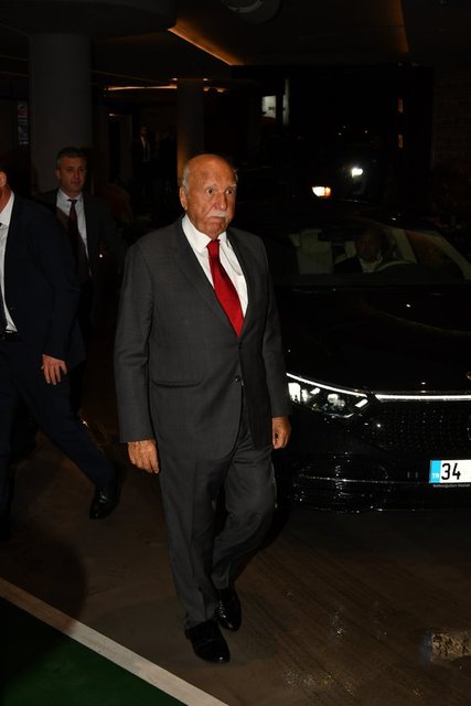 HÜSNÜ ÖZYEĞİN 