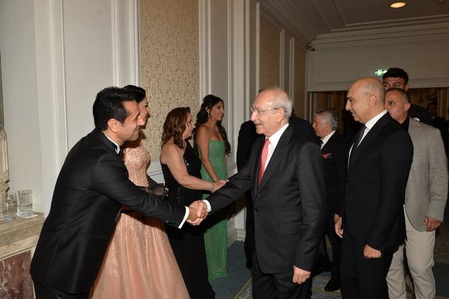 CUMHURİYET HALK PARTİSİ ESKİ GENEL BAŞKANI KEMAL KILIÇDAROĞLU GENÇ ÇİFTİ TEBRİK ETTİ.