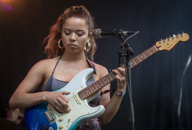 NİLÜFER YANYA