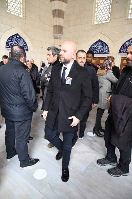 İŞ İNSANI İZZET ÖZİLHAN, AİLEYE BAŞSAĞLIĞI DİLEDİ.