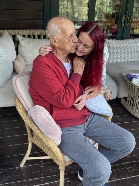 UZUN SÜREN GERGİNLİK VE KARŞILIKLI DAVALARIN ARDINDAN, İPEK KIRAÇ'IN ADIMIYLA BABA VE KIZ ARASINDAKİ BUZLAR ERİDİ VE İKİLİ ARASINDAKİ İLETİŞİM YENİDEN SAĞLANDI. -   -  