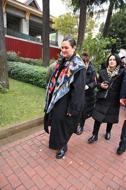 İLBER ORTAYLI'NIN KIZI TUNA ORTAYLI BABASININ CENAZE TÖRENİNDE...