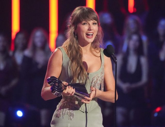 TAYLOR SWIFT