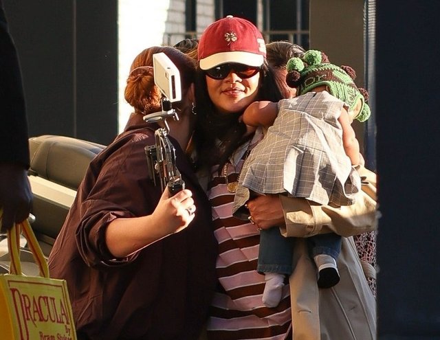 RIHANNA, ROCKI IRISH