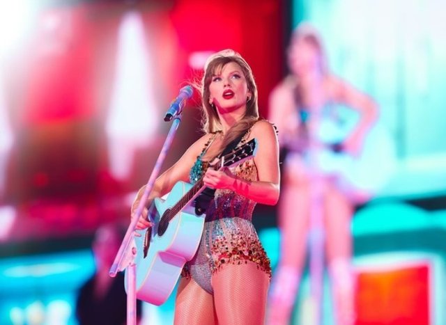 TAYLOR SWIFT