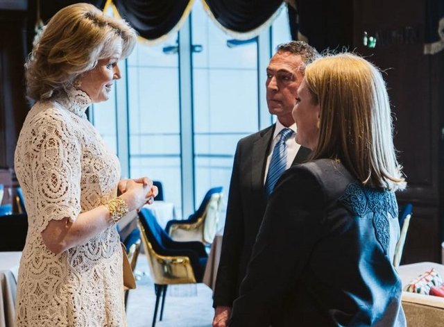 BELÇİKA KRALİÇESİ MATHİLDE, CAROLINE VE ALİ KOÇ 