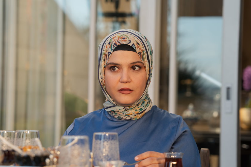 Eş bulma uygulamasından tanıştığı ve birlikte olduğu Buğra&rsquo;ya ulaşamayan Elif iyice zıvanadan &ccedil;ıkıp adamın evine basacak, karşılığında daha b&uuml;y&uuml;k bir dert ile karşı karşıya kalacaktır.
&nbsp;
