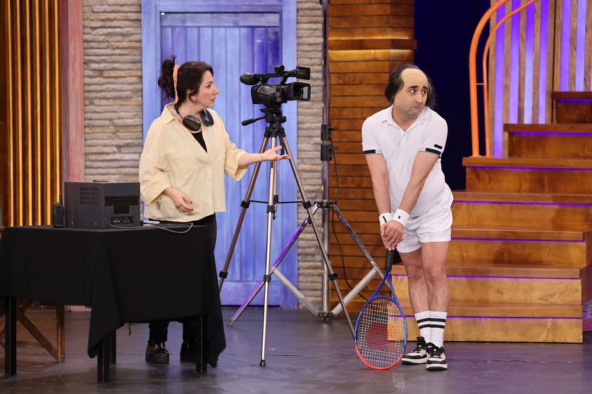 Tanıştığı her kadının kendisine aşık olacağını d&uuml;ş&uuml;nerek herkesi zorlayan tenis hocası Bilal, bu kez bir reklam filmi &ccedil;ekecektir.