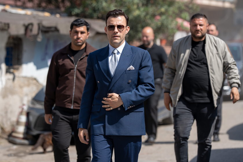 Devamında elde edilen bilgilerle Yusuf&rsquo;un ailesi saldırıya uğrar, mahallede tansiyon y&uuml;kselir ve herkes tarafını se&ccedil;mek zorunda kalır.