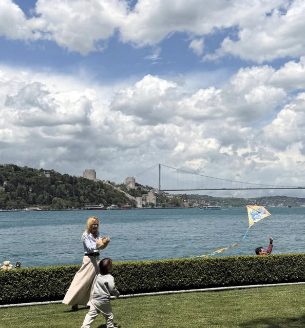 BETTINA MACHLER, TORUNUYLA UÇURTMA UÇURTTU