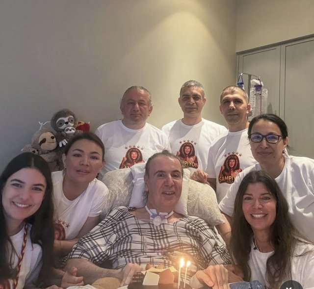 ÜSTÜNEL AİLESİ, DOSTLARIYLA...