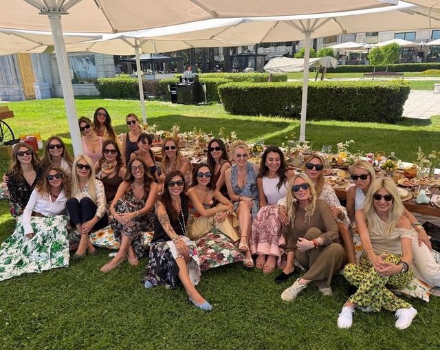 PINAR SABANCI, MELDA KOSİF, BEREN SAAT, HANDE GAMGAM, RONİT GÜLCAN, PINAR KOHEN, SANEM TEZMAN, NAZLI ÇELİK, FULYA ÖZKANCA, MAYA PORTAKAL