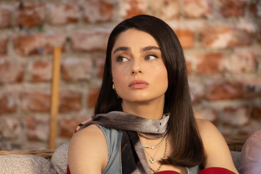 Defne, bir anlık panikle s&ouml;ylediği yalanın bedelini &ouml;demeye başlar.
