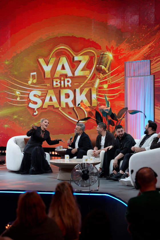 Yaz Bir Şarkı yeni bölümüyle Pazar 20.00'de Show TV'de.