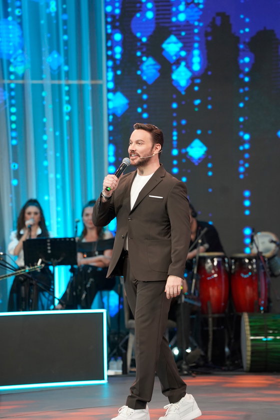 Yaz Bir Şarkı yeni bölümüyle Pazar 20.00'de Show TV'de.