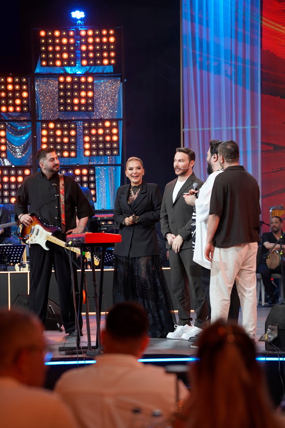 Yaz Bir Şarkı yeni bölümüyle Pazar 20.00'de Show TV'de.