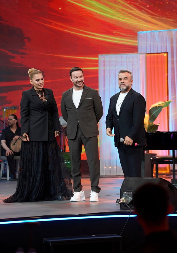 Yaz Bir Şarkı yeni bölümüyle Pazar 20.00'de Show TV'de.