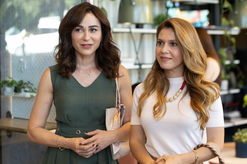 Bir yandan iki adamın ge&ccedil;mişini &ccedil;&ouml;zmeye &ccedil;alışan Defne&rsquo;nin yaşayacağı beklenmedik bir yakınlaşma, herkesin dengesini yeniden değiştirecektir.