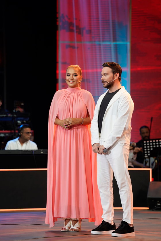 Yaz Bir Şarkı yeni bölümüyle Cuma 20.00'de Show TV'de.