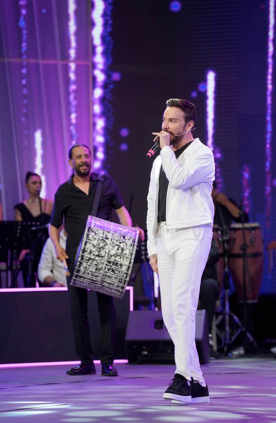 Yaz Bir Şarkı yeni bölümüyle Cuma 20.00'de Show TV'de.