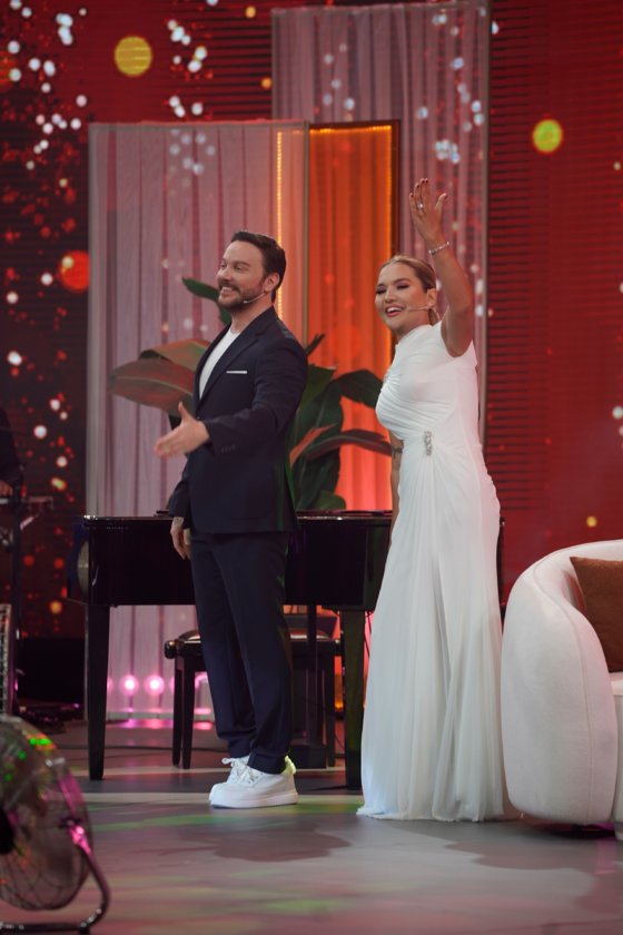 Yaz Bir Şarkı yeni bölümüyle Cuma 20.00'de Show TV'de.