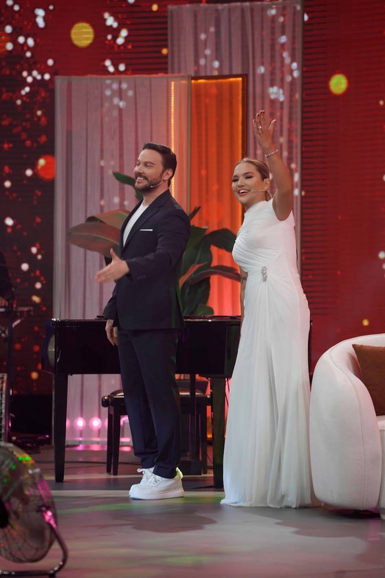 Yaz Bir Şarkı yeni bölümüyle Cuma 20.00'de Show TV'de.