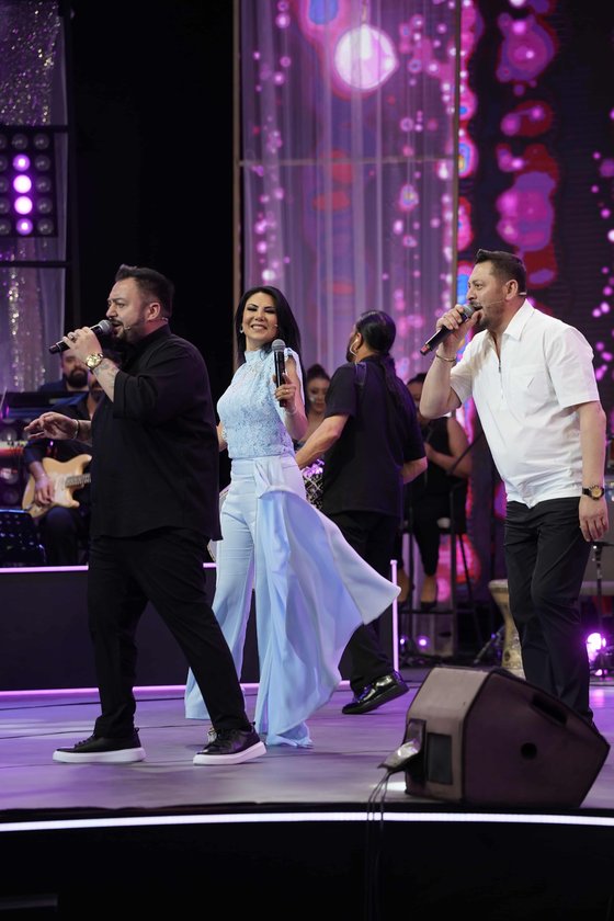 Yaz Bir Şarkı yeni bölümüyle Cuma 20.00'de Show TV'de.