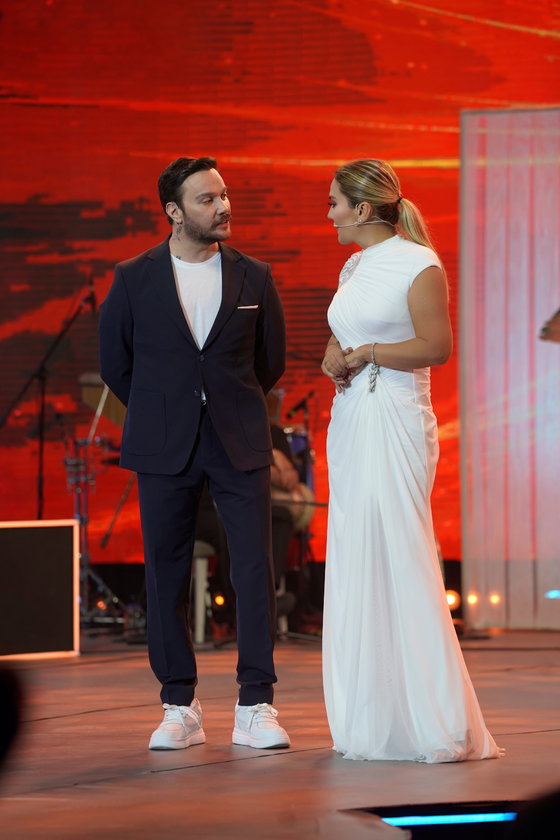 Yaz Bir Şarkı yeni bölümüyle Cuma 20.00'de Show TV'de.
