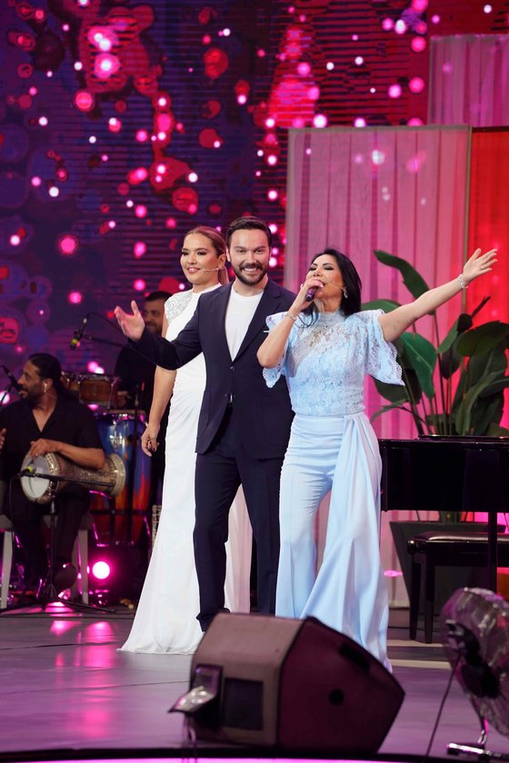 Yaz Bir Şarkı yeni bölümüyle Cuma 20.00'de Show TV'de.