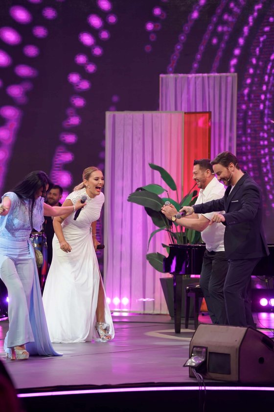 Yaz Bir Şarkı yeni bölümüyle Cuma 20.00'de Show TV'de.